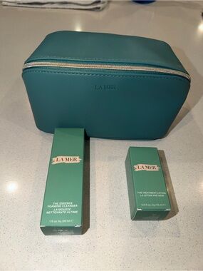 La Mer Deluxe Travel Skincare Set Essence Foaming Cleanser Treatment Lotion Bag